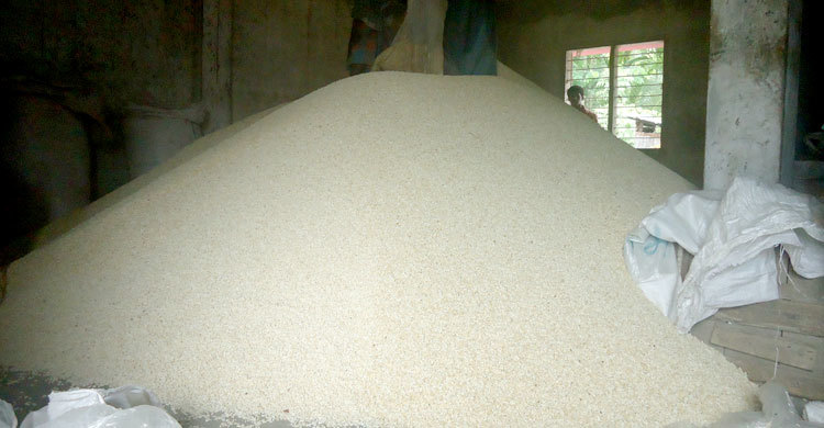 ব্যস্ত নলছিটি হাতে ভাজা মুড়ি পল্লী