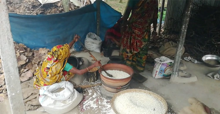 মুড়ির শব্দে জীবনের ছন্দ জড়িয়ে বারতোপা