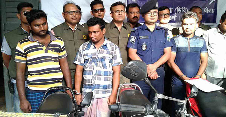 নওগাঁয় চোরাই মোটরসাইকেলসহ গ্রেফতার ৫