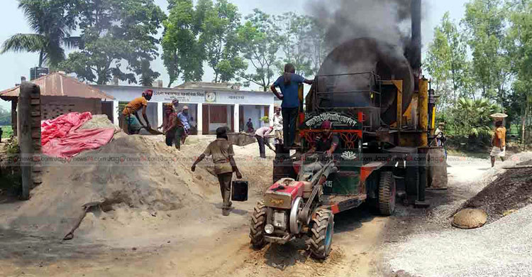 স্কুল মাঠে রাস্তা নির্মাণের কর্মযজ্ঞ, ব্যাহত পাঠদান