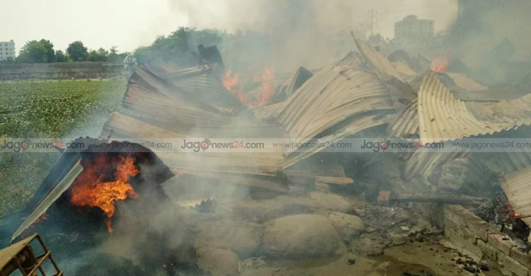 ফতুল্লায় আগুনে ৬০ ঘর পুড়ে ছাই
