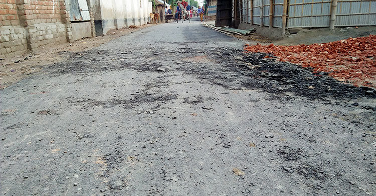 সড়কের কাজ শেষ না হতেই উঠে গেছে কার্পেটিং