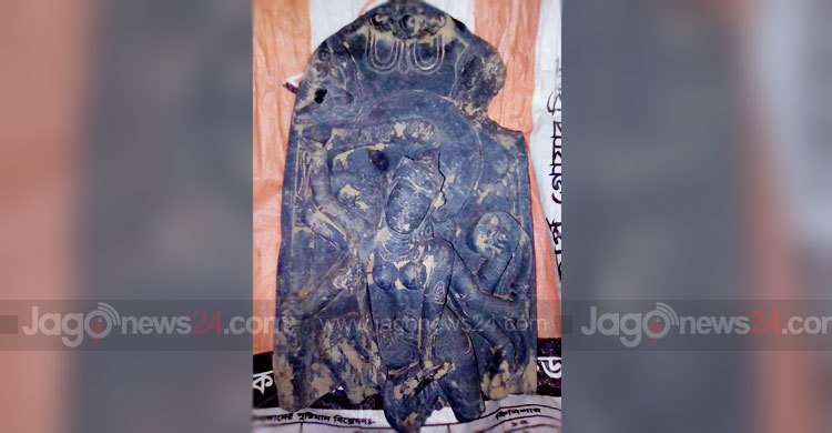 নওগাঁয় কষ্টি পাথরের মূর্তি উদ্ধার