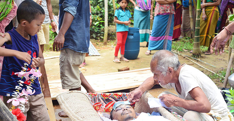 বাবা চলে গেছেন, কথা বলে কী হবে?