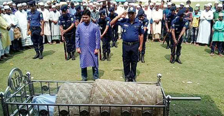 বাঁশের চাটাইয়ে জড়িয়ে মুক্তিযোদ্ধাকে গার্ড অব অনার