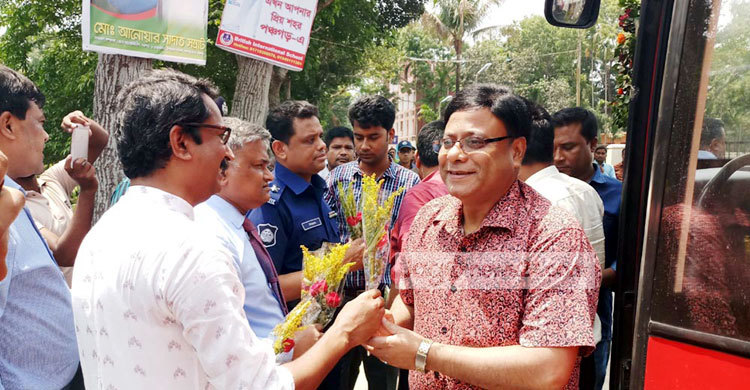 ঢাকা-কাঠমান্ডু পরীক্ষামূলক বাস দুটি পঞ্চগড়ে পৌঁছল