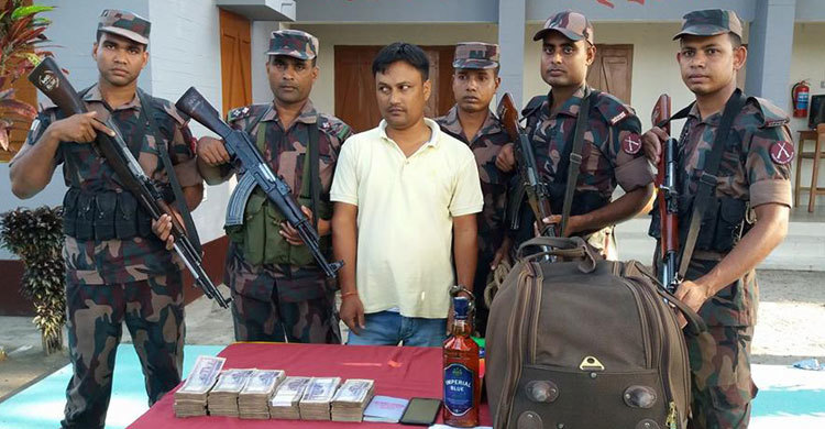 বাংলাবান্ধায় সাড়ে ২০ লাখ টাকাসহ ভারতীয় নাগরিক আটক