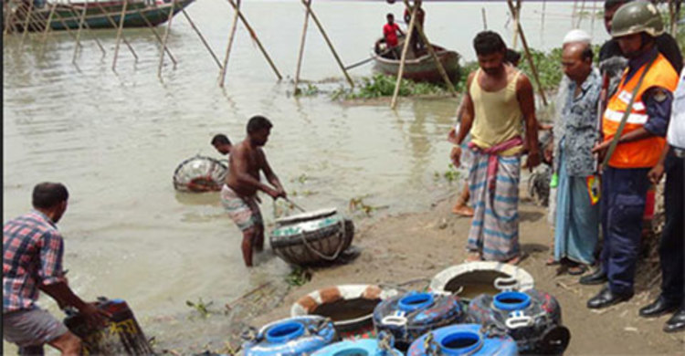 পটুয়াখালীতে ১২ লাখ চিংড়ি রেণু জব্দ, ৫ ব্যক্তির কারাদণ্ড