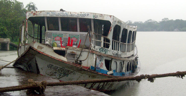 পটুয়াখালীতে ভারী বর্ষণে নৌ চলাচল বন্ধ