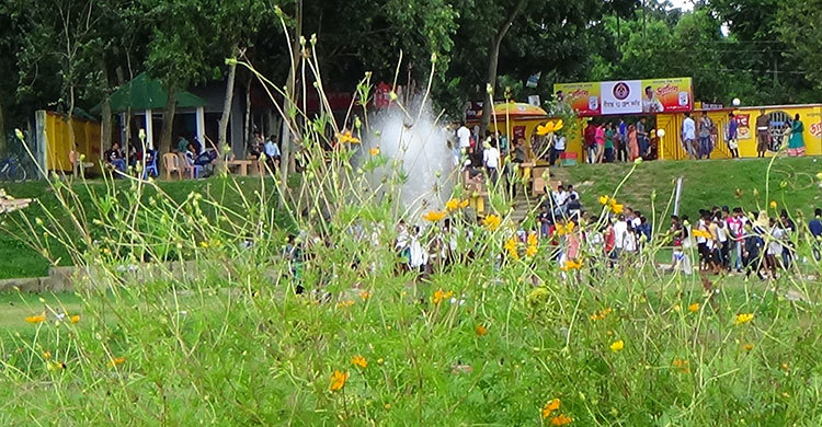 পর্যটকদের ঢল নেমেছে মৌলভীবাজারে