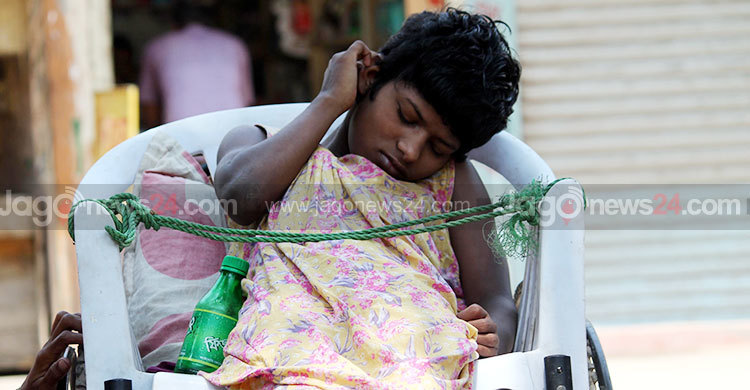 সংসার চলে না তাই