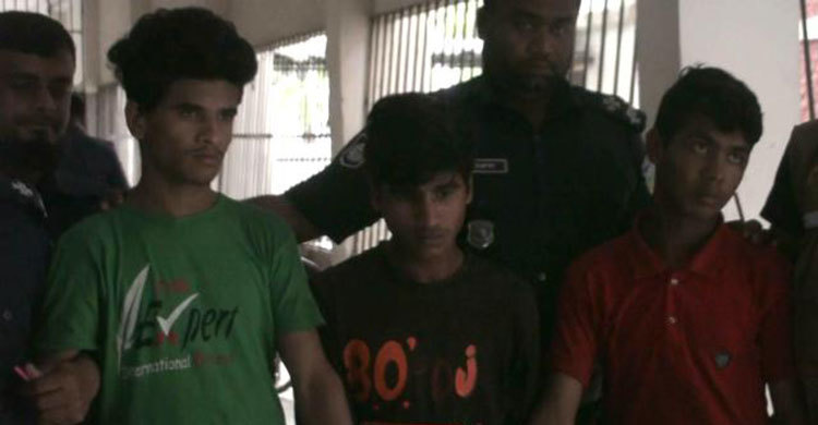 পারিশ্রমিক নেয়ার সময় টাকার বান্ডিল দেখে ফেলে ওরা