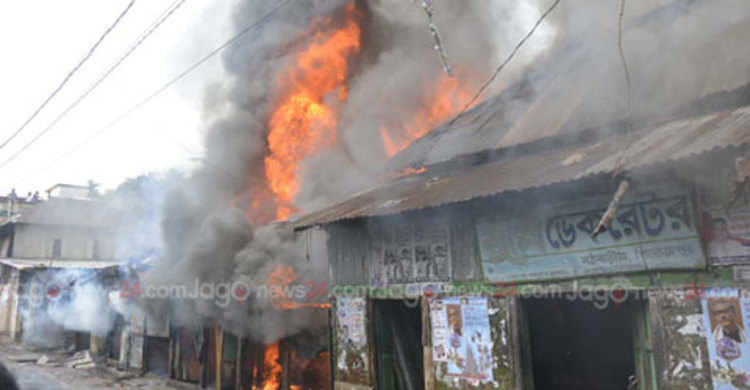 মঠবাড়িয়া বাজারে ১০টি দোকান পুড়ে ছাই, কোটি টাকার ক্ষতি