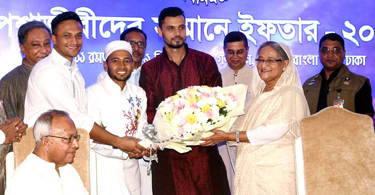 PM hosts iftar for professionals