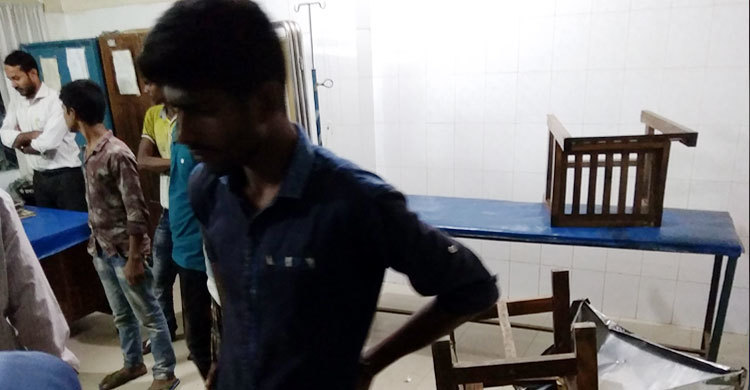 জরুরি বিভাগে চিকিৎসক না থাকায় ভাঙ্গুড়ায় হাসপাতালে ভাঙচুর