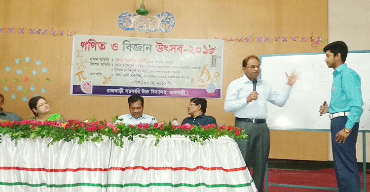 শিক্ষার্থীদের বিজ্ঞানের ক্লাস নিলেন ডিসি