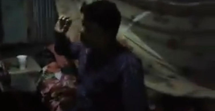 পিয়নের সঙ্গে আপত্তিকর অবস্থায় ধরা এক সন্তানের জননী