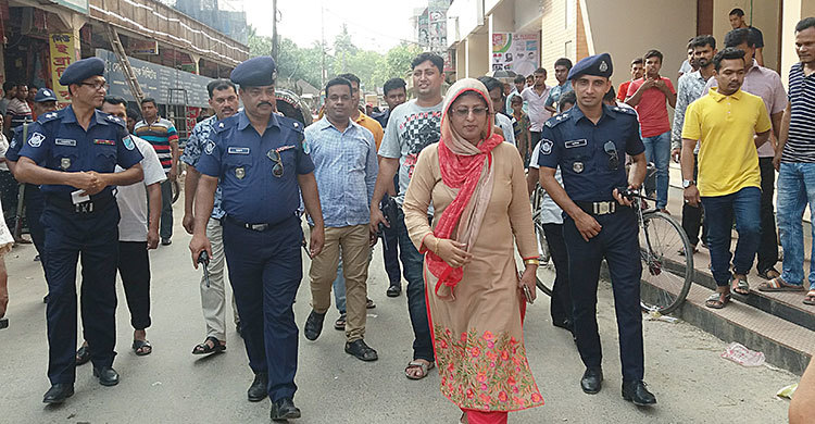 রাজবাড়ীর ফুটপাতে পুলিশের অভিযান