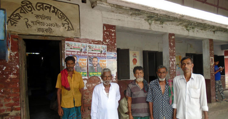 যেন দেখার কেউ নেই