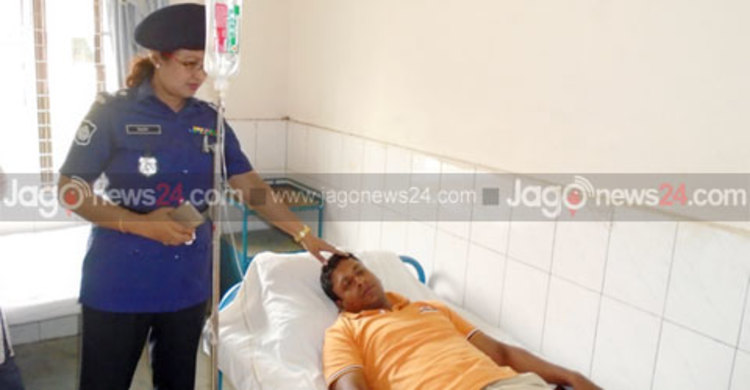 বন্দুকযুদ্ধে আহত এএসপিকে দেখতে হাসপাতালে এসপি