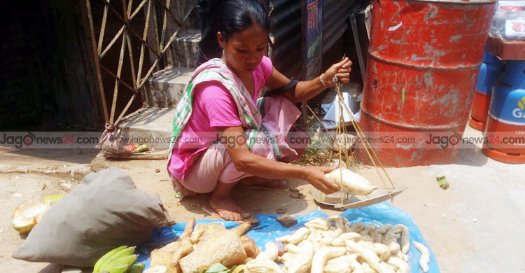 উৎসবের আড়ালে রত্নার সংগ্রামের গল্প