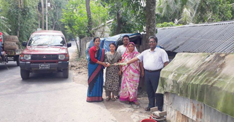 রূপসীর পড়াশোনার দায়িত্ব নিলেন ইউএনও