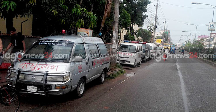 অ্যাম্বুলেন্সে রোগী পরিবহনে বড় সমস্যা স্বজনরা