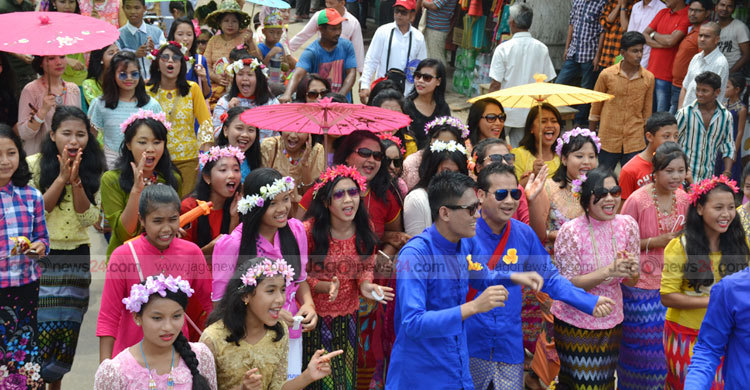সাংগ্রাই উৎসবে মেতেছে খাগড়াছড়ি