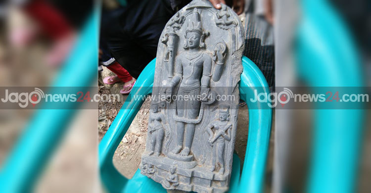 মাটি কাটতেই বেরিয়ে এল কষ্টি পাথরের মূর্তি