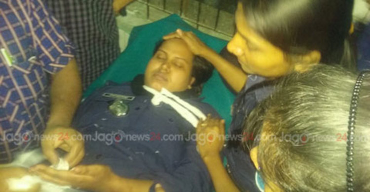 সেতুমন্ত্রীকে ফুল দিতে এসে সংঘর্ষ, পুলিশসহ আহত ১০