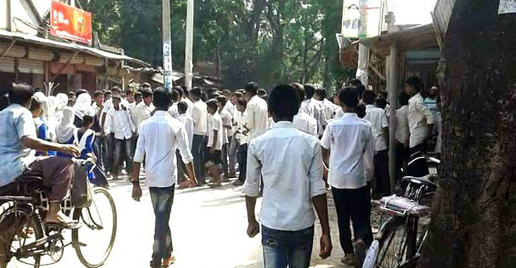 শৈলকুপায় ৫ শিক্ষক লাঞ্ছিতের ঘটনায় বিক্ষোভ