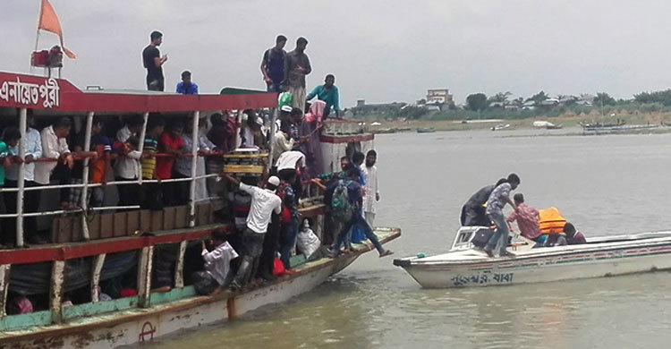 স্পিডবোটে ঝুঁকি নিয়ে পদ্মা পাড়ি
