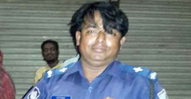 নারীকে যুবকের ঘরে ঢুকিয়ে ফাঁসলেন এএসআই