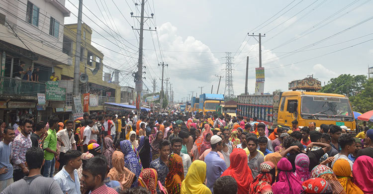 বেতন দাবিতে সিদ্ধিরগঞ্জে পোশাক শ্রমিকদের সড়ক অবরোধ