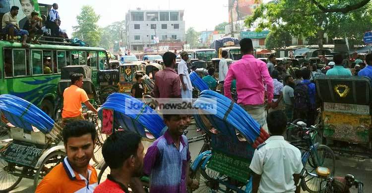 সিরাজগঞ্জে রিকশা শ্রমিকদের সড়ক অবরোধ