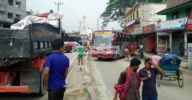 সিরাজগঞ্জে শ্রমিকদের ঘণ্টাব্যাপী সড়ক অবরোধ