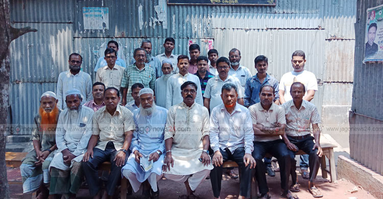 সাব-রেজিস্ট্রারের ঘুষ দাবি, দলিল লেখকদের কলম বিরতি