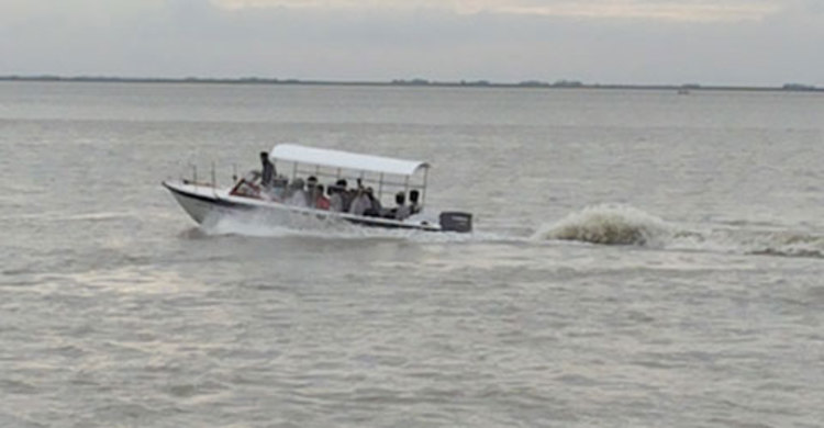মাঝ নদীতে ট্রলারডুবি, ২০টি স্পিডবোট নিয়ে যাত্রীদের উদ্ধার