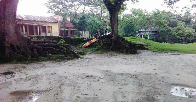 স্কুল মাঠে মাটি ভরাটের টাকা নিয়ে নয়-ছয়