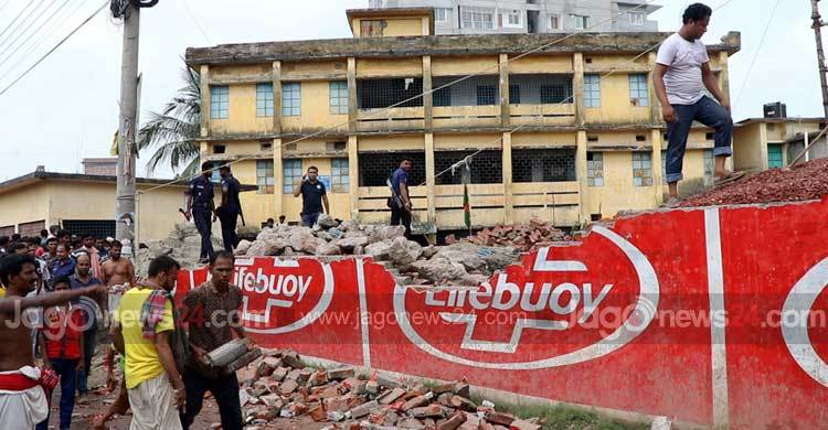 পাবনায় বিদ্যালয়ের প্রাচীর ধসে শিক্ষার্থী নিহত