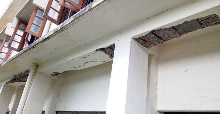 তালা উপজেলা স্বাস্থ্য কমপ্লেক্স ভবনের বেহাল দশা