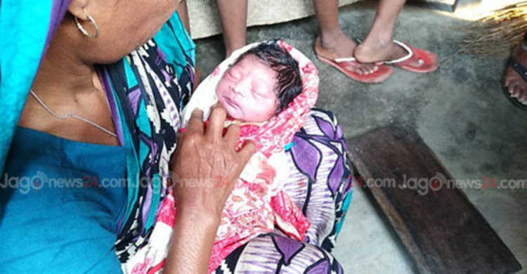 কুকুরের টানাহেঁচড়ায় বেঁচে গেল শিশুটি