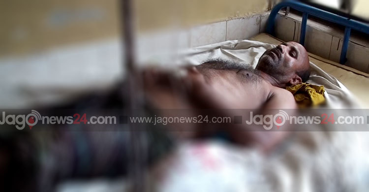 মেয়ের শ্লীলতাহানিতে বাধা দেয়ায় বাবাকে পিটিয়ে জখম