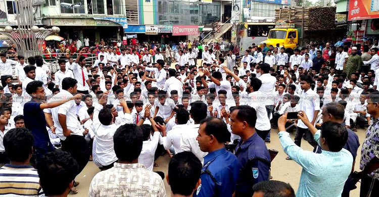 টাঙ্গাইলে নবীন বরণের দাবিতে সড়ক অবরোধ