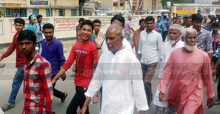 প্রধানমন্ত্রীকে একনজর দেখতে জনতার ঢল