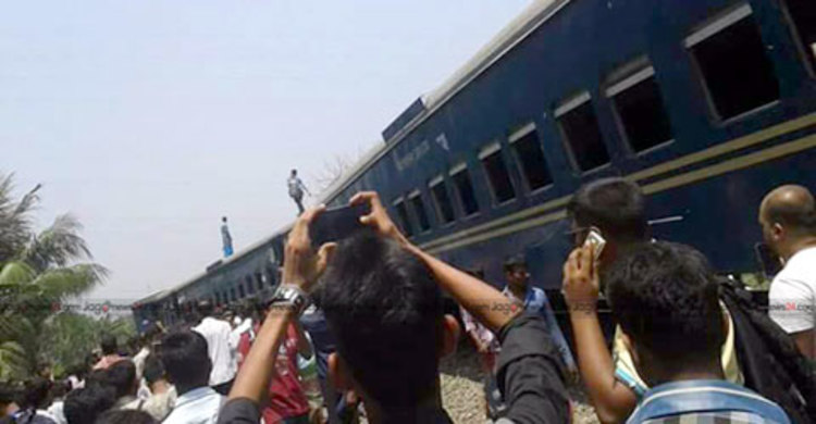 টঙ্গীর দুর্ঘটনায় ঢাকা-উত্তরবঙ্গ রেল যোগাযোগ বন্ধ