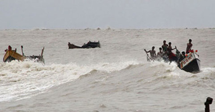 বঙ্গোপসাগরে লবণবাহী ৩টি কার্গো ট্রলারডুবি