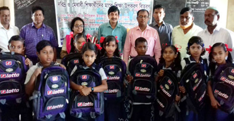 ইউনিসেফের শিক্ষা উপকরণ পেল ৩ শতাধিক শিক্ষার্থী
