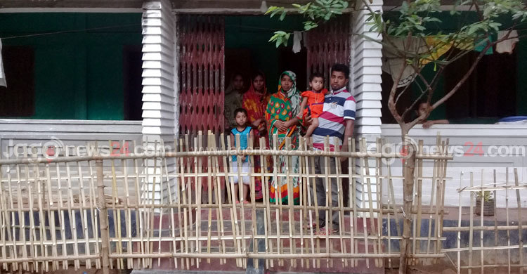 ঘরের দরজায় বেড়া দিয়ে অবরুদ্ধ