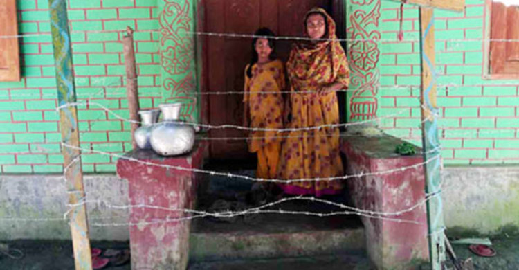 ছাত্রলীগ নেতার কাঁটাতারে অবরুদ্ধ এক পরিবার